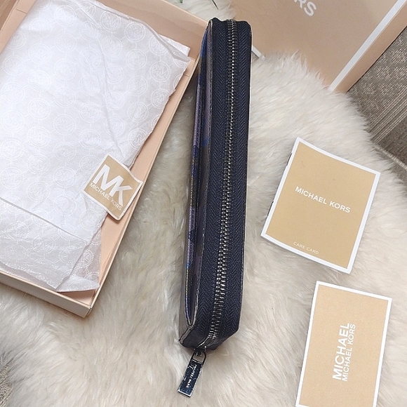 Michael Kors Camo Continental Wallet - Picture 13 of 14